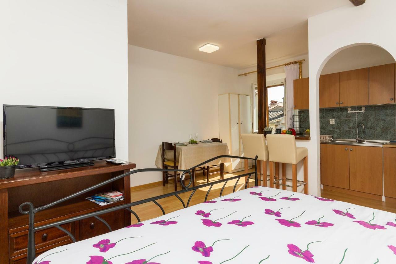 Studio Apartman Ela Pula Exterior photo
